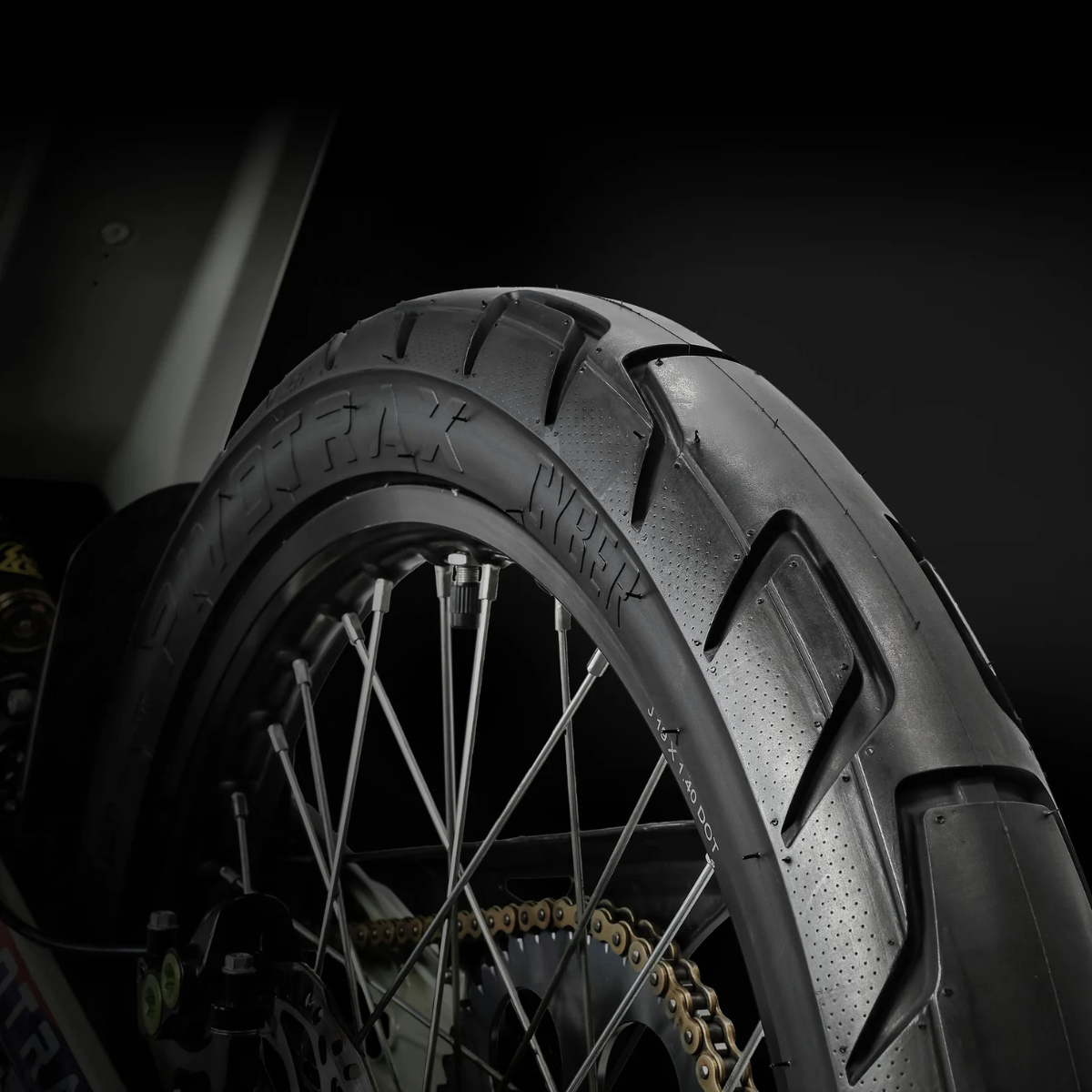 PIVOTRAX CYBER 90/100-18 Street Tire