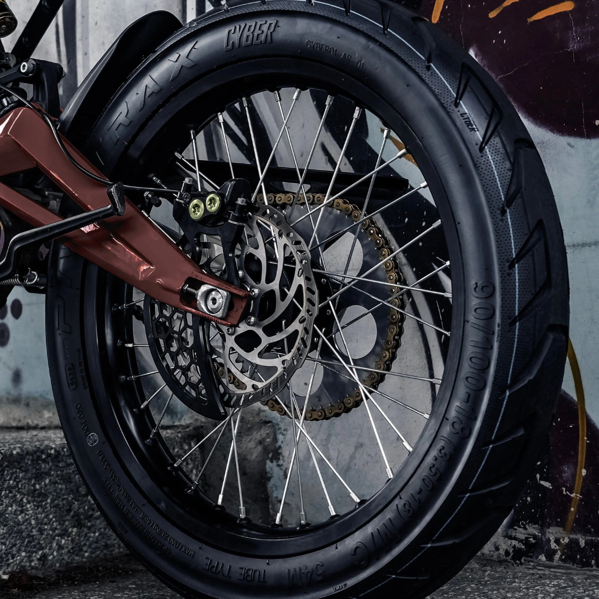 PIVOTRAX CYBER 90/100-18 Street Tire