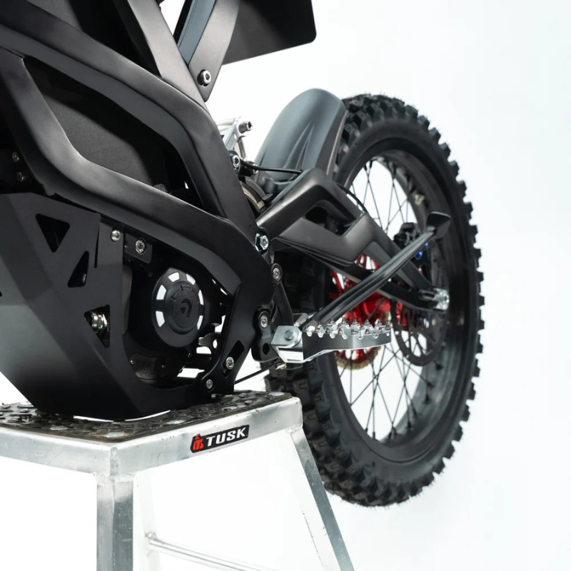 V+1 Motor, Footpegs